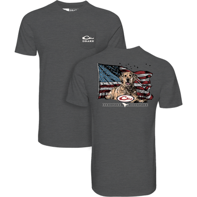 Lifestyle Americana Yellow Lab Flag T-Shirt in Graphite Heather features a small Drake Waterfowl logo on the front and a back print of a Yellow Lab with an American flag and “DEDICATION • INNOVATION.”.