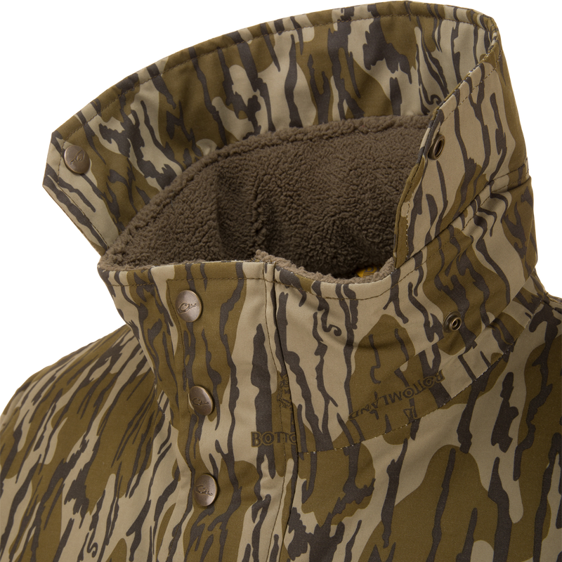 Close-up of the Throwback 80 Sport 3-in-1 Jacket's collar, showcasing tiger-stripe camo pattern, fleece lining, and metal snap buttons for outdoor versatility.